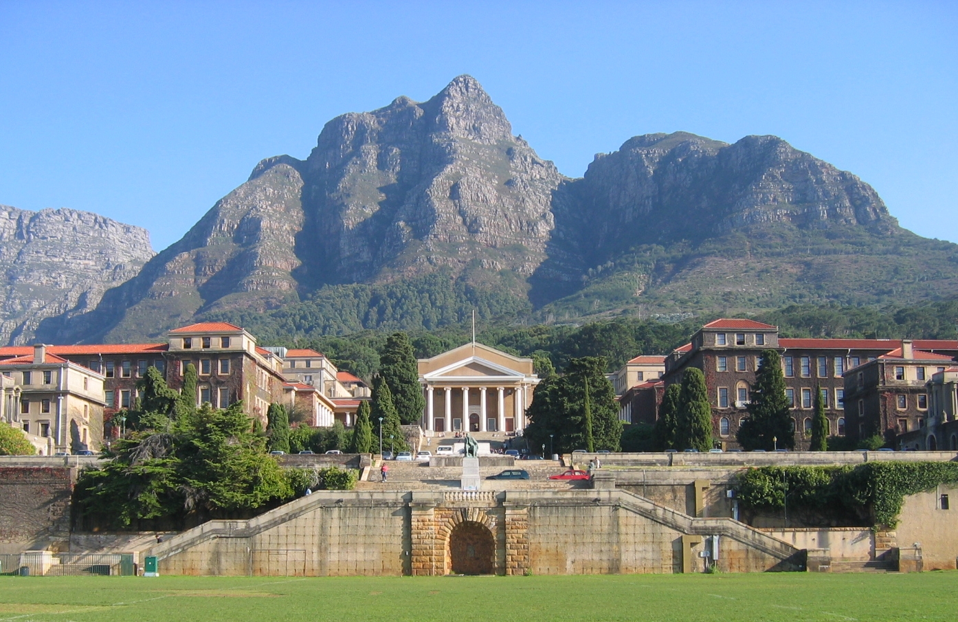UCT campus photo with Devils peak in the background
